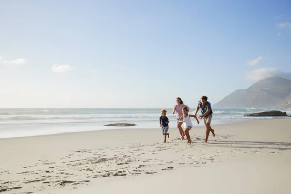 Eltern Laufen Mit Kindern Den Sommerferien Strand Entlang — Stockfoto