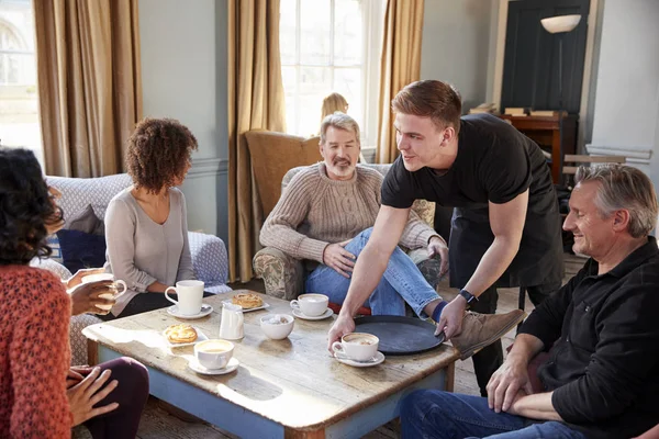 Ober Portie Groep Volwassen Vrienden Koffie Winkel — Stockfoto