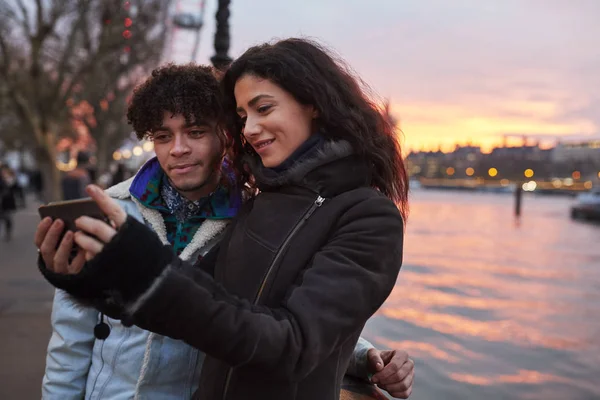 Selfie Nemen Tijdens Wandeling Langs Zuidelijke Oever Londen Echt Paar — Stockfoto