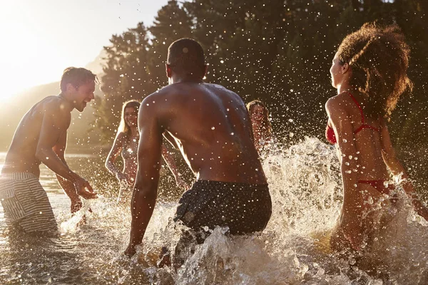 Jovens Amigos Adultos Férias Salpicando Lago — Fotografia de Stock