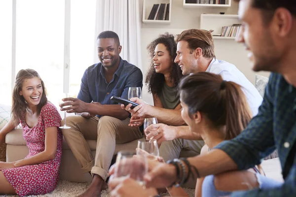 Gruppe Von Freunden Entspannen Hause Vor Dem Fernseher Zusammen — Stockfoto