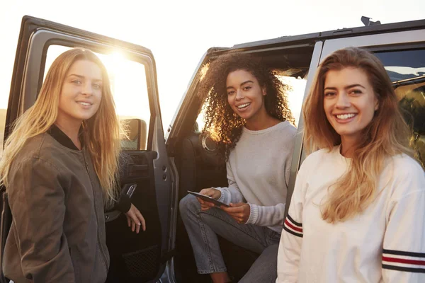 Três Amigas Uma Viagem Carro Usando Tablet Perto — Fotografia de Stock