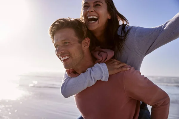 Mannen Ger Kvinnan Piggyback Vintern Strand Semester — Stockfoto