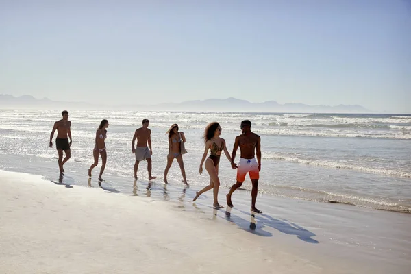 Grupo Amigos Caminhando Através Ondas Férias Praia — Fotografia de Stock