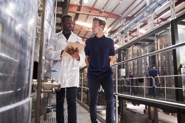 Dois Funcionários Sexo Masculino Fazem Uma Inspeção Uma Fábrica Vinhos — Fotografia de Stock