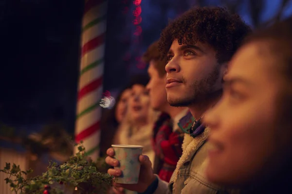 Groep Vrienden Drinken Glühwein Kerstmarkt — Stockfoto