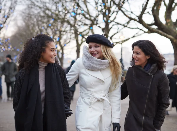 Female Friends Walk South Bank Winter Visit London — Stock Photo, Image