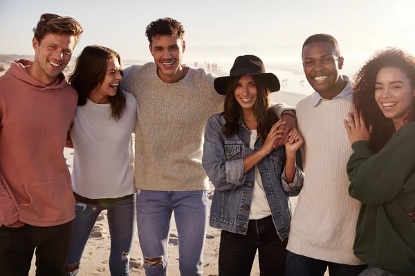 Portret Van Vrienden Wandelen Langs Winter Strand Samen — Stockfoto