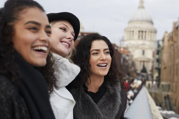 Grupo Jóvenes Amigas Visitando Londres Invierno —  Fotos de Stock