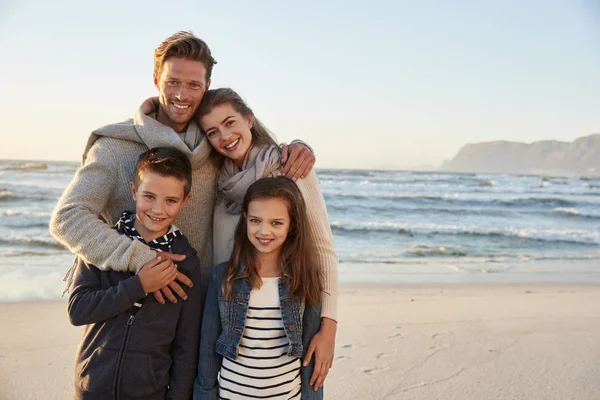 Retrato Família Caminhando Longo Praia Inverno Juntos — Fotografia de Stock