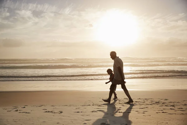 Silhouette Nonno Che Cammina Lungo Spiaggia Con Nipote — Foto Stock