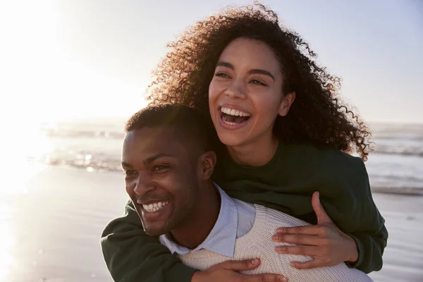 Mannen Ger Kvinnan Piggyback Vintern Strand Semester — Stockfoto