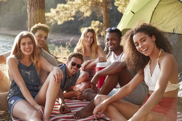 Amigos Relajándose Una Manta Junto Lago Cerca —  Fotos de Stock