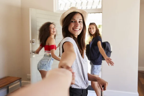 Oogpunt Schot Van Vriendinnen Verlaten Zomer Verhuur — Stockfoto