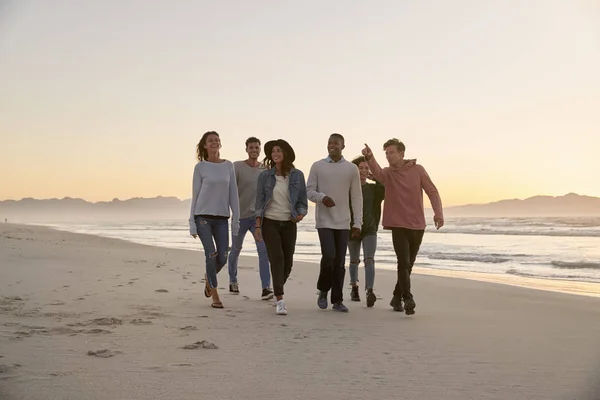 Groep Vrienden Wandelen Langs Winter Strand Samen — Stockfoto