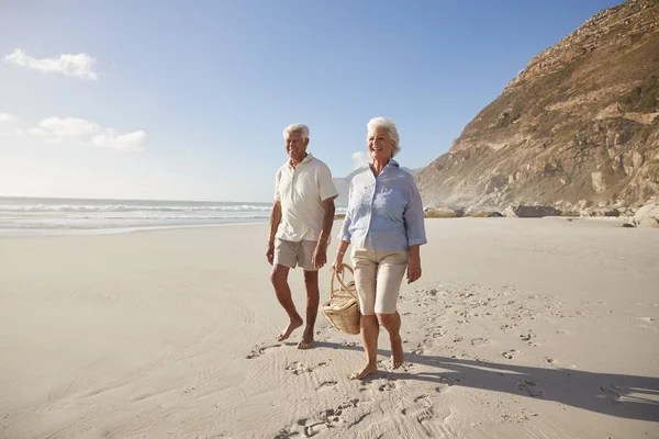 Senior Pensionato Coppia Piedi Lungo Spiaggia Mano Nella Mano Insieme — Foto Stock