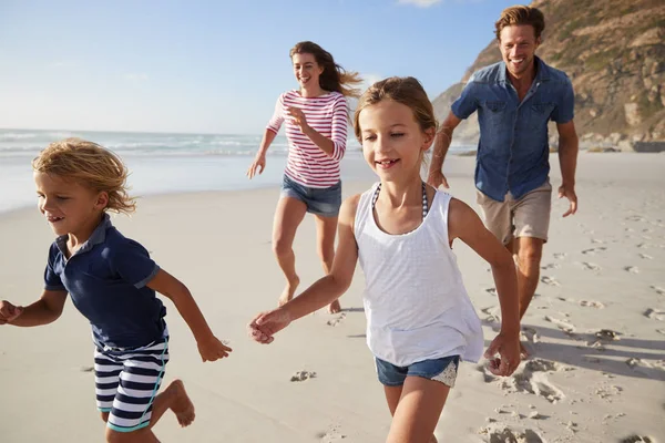 Genitori Che Corrono Lungo Spiaggia Con Bambini Vacanza Estiva — Foto Stock
