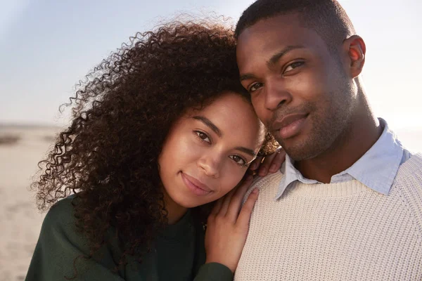 Portrait Couple Marchant Ensemble Long Plage Hiver — Photo