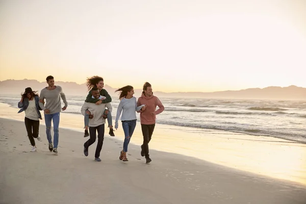 Grupp Vänner Har Roligt Kör Längs Vintern Beach Tillsammans — Stockfoto