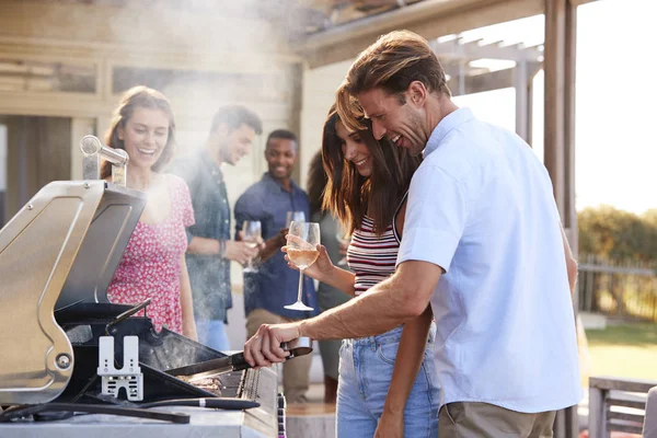 Grupo Amigos Disfrutando Barbacoa Casa Juntos — Foto de Stock