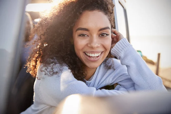Genç Kadın Kameraya Bakarak Araba Açık Penceresi Üzerine Eğilerek — Stok fotoğraf