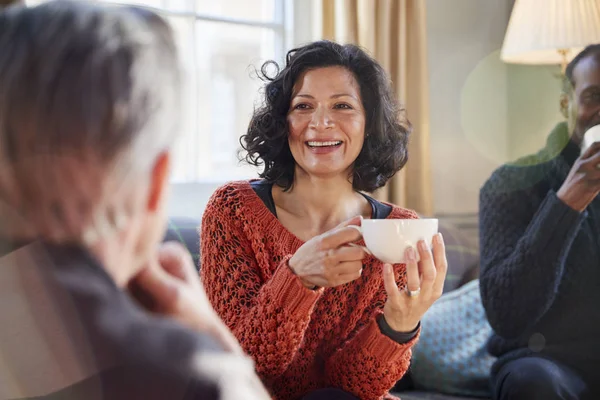 Frau Mittleren Alters Trifft Freunde Tisch Café — Stockfoto