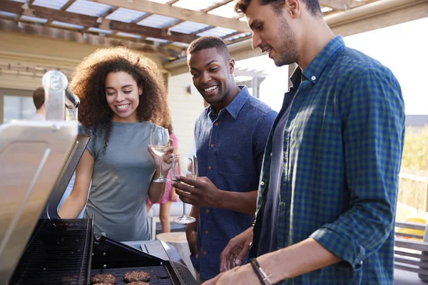 Grupo Amigos Disfrutando Barbacoa Casa Juntos — Foto de Stock