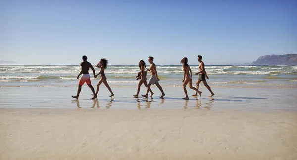 Grupo Amigos Caminando Través Olas Vacaciones Playa — Foto de Stock