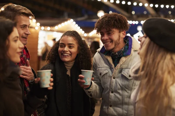 Freundeskreis Trinkt Glühwein Auf Weihnachtsmarkt — Stockfoto