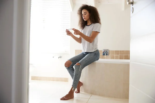 Banyo Gebelik Testi Ile Ilgili Kadın — Stok fotoğraf