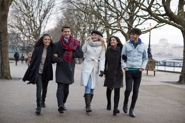 Amici Che Camminano Lungo South Bank Visita Invernale Londra — Foto Stock