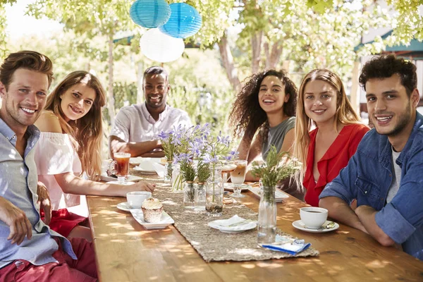 Seis Jóvenes Amigos Adultos Cenando Aire Libre Sonriendo Cámara —  Fotos de Stock