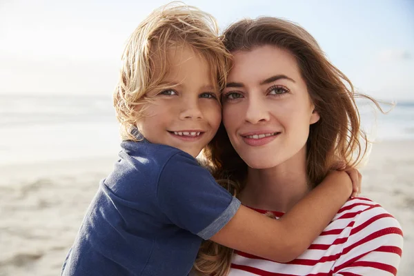 Portret Matki Syna Przytulanie Lato Plaża Wakacje — Zdjęcie stockowe