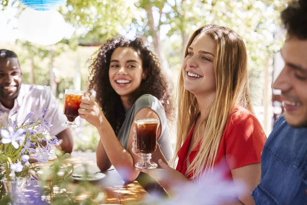 Unga Vuxna Vänner Umgås Vid Ett Bord Trädgård — Stockfoto