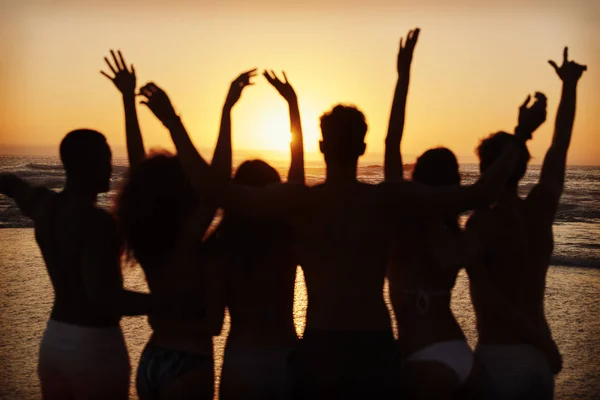 Silueta Amigos Vacaciones Playa Viendo Puesta Sol Sobre Mar — Foto de Stock