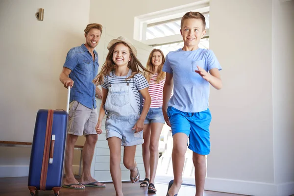 Familia Que Llega Apartamento Vacaciones Verano —  Fotos de Stock