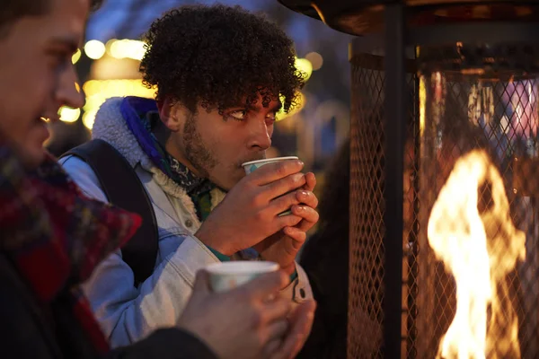 Männliche Freunde Trinken Glühwein Auf Weihnachtsmarkt — Stockfoto