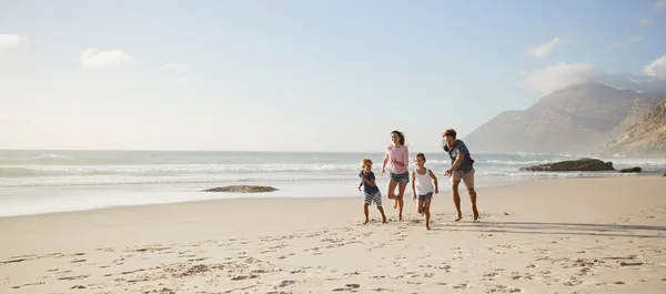 Padres Corriendo Largo Playa Con Niños Vacaciones Verano —  Fotos de Stock