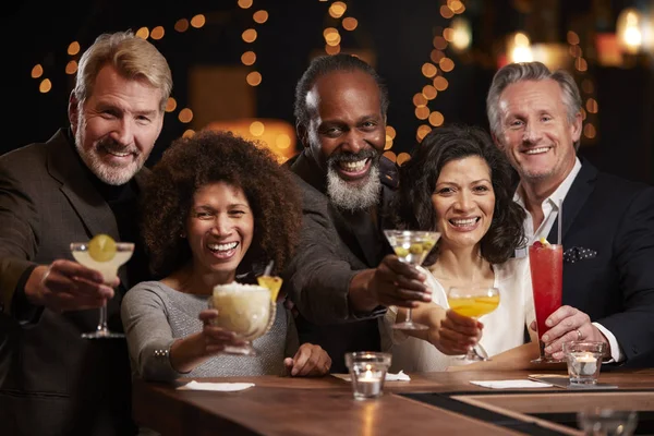 Retrato Amigos Meia Idade Comemorando Bar Juntos — Fotografia de Stock