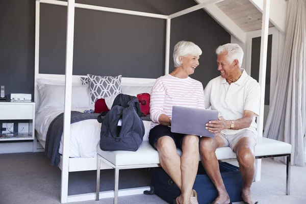 Casal Sênior Olhar Para Laptop Como Eles Check Para Aluguer — Fotografia de Stock