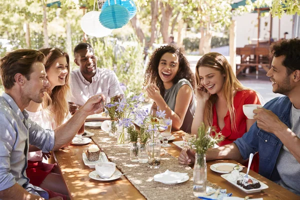 Seis Jóvenes Amigos Cenando Una Mesa Aire Libre — Foto de Stock