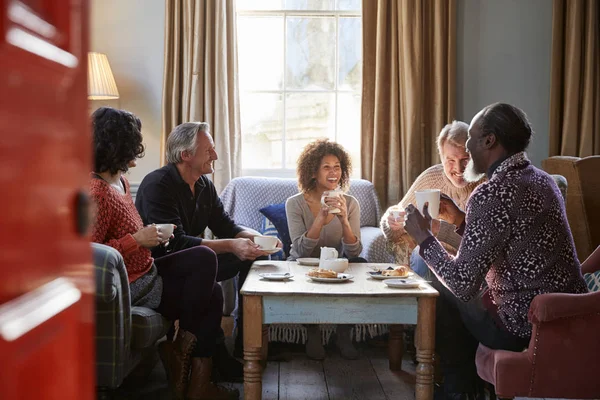 Arkadaşlar Toplantı Masası Kafede Etrafında Grup Orta Yaşlı — Stok fotoğraf