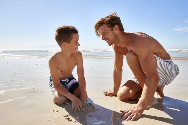 父亲和儿子暑假一起在沙滩上玩耍 — 图库照片