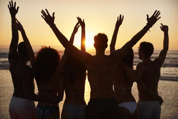 Silhouette Von Freunden Strandurlaub Beobachten Sonnenuntergang Über Dem Meer — Stockfoto