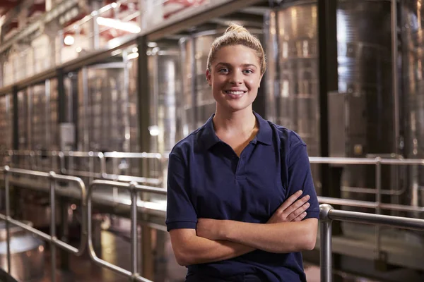 Retrato Una Joven Mujer Blanca Que Trabaja Una Fábrica Vinos —  Fotos de Stock