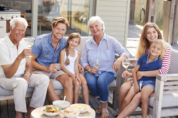 Retrato Família Multi Geração Aprecia Bebidas Exteriores Casa — Fotografia de Stock