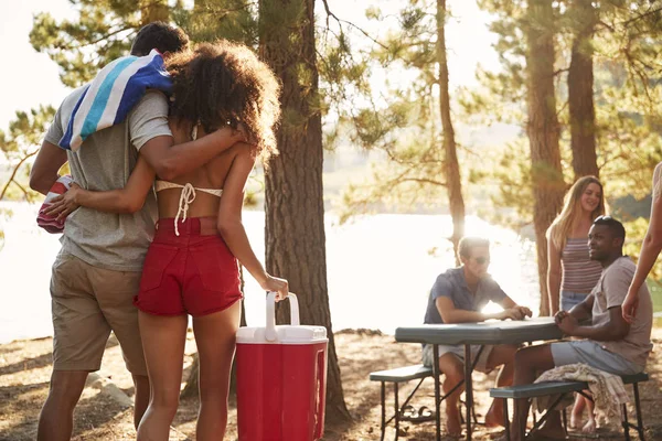 Pareja Con Caja Fresca Caminando Amigos Hablando Mesa Junto Lago —  Fotos de Stock