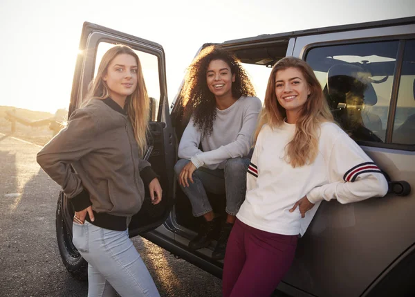 Tres Amigas Viaje Por Carretera Mirando Cámara Desde Coche —  Fotos de Stock