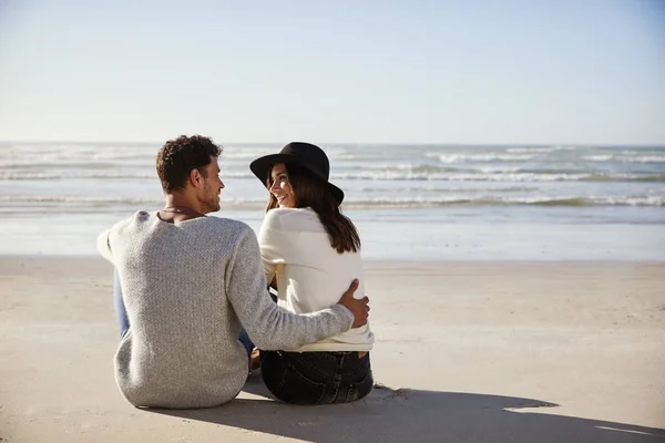 浪漫情侣一起坐在冬季海滩上 — 图库照片
