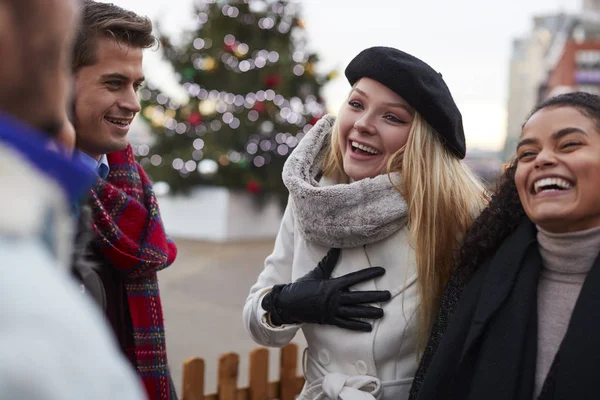 Jeunes Amis Promenade Debout Près Arbre Noël — Photo